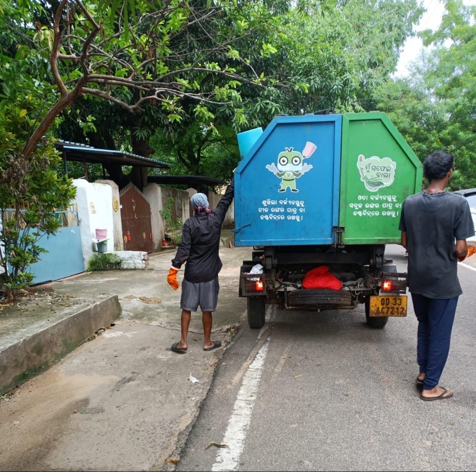 https://gcenvironment.com/blog/userfiles/media/default/door-to-door-collection-by-separated-bins-of-lcv-1.jpeg